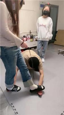 【九九女王】双S-带素人舍友玩虐出轨男友