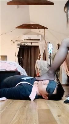 【武汉情侣主】黑丝脚蹂躏踩/骑狗背 JS250221-18