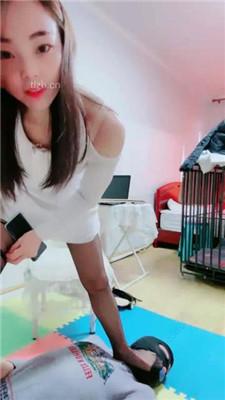 【艾琳】老师惩罚差生-骑马虐打/跪舔美足/脚插嘴