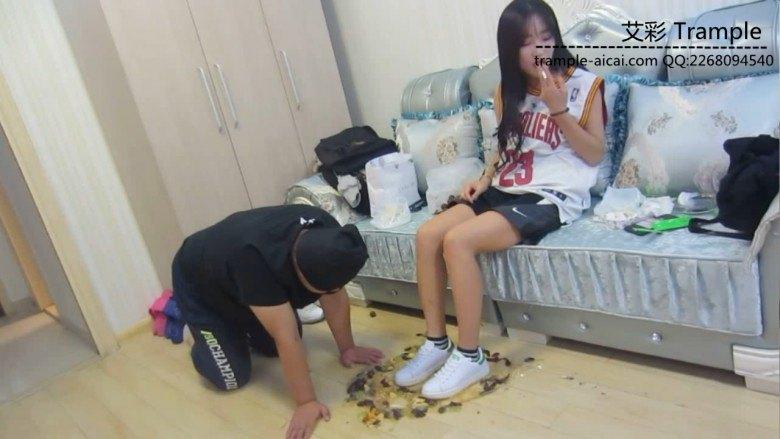 超美女主球衣短裤踩踏喂食语言羞辱