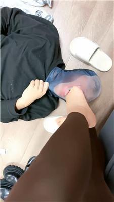 【语小心】绿帽奴-强迫舔长靴黑丝脚丫 JS250106-13