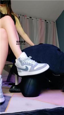 【美柠】各种脏鞋羞辱脚下奴 bf51395