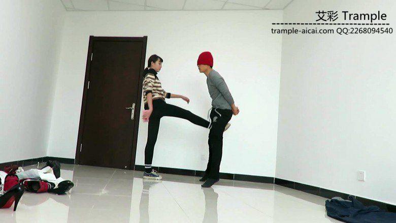 00后女主膝顶踢裆暴打小混混！