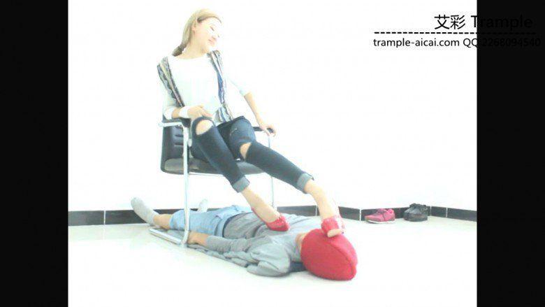 冰冰女主红色高跟玩弄贱狗！