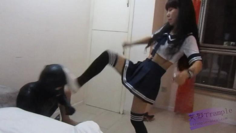 偷闻女主鞋子最后轮落成脚垫 偷闻女主鞋子最后轮落成脚垫