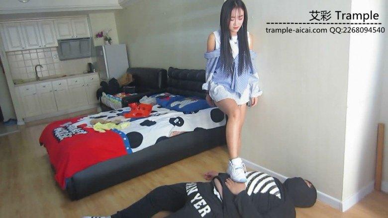 美女丝袜AJ11踩踏耳光遛狗语言羞辱