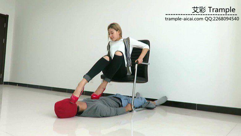 冰冰女主红色高跟玩弄贱狗！