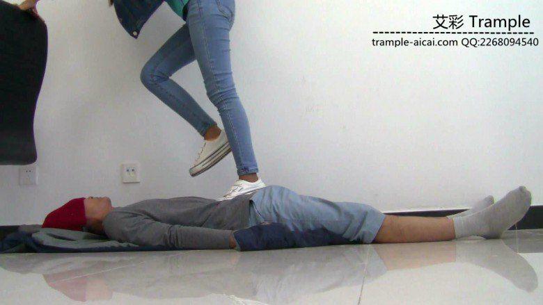 高中生小蛮女主白帆布鞋踩踏全身，下体！