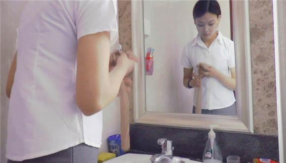 馨雨起床换丝袜