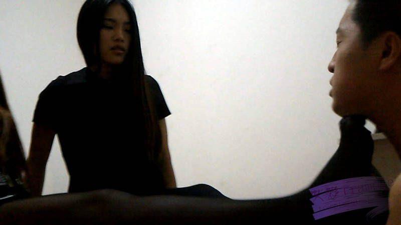 偷闻美女脚的下场