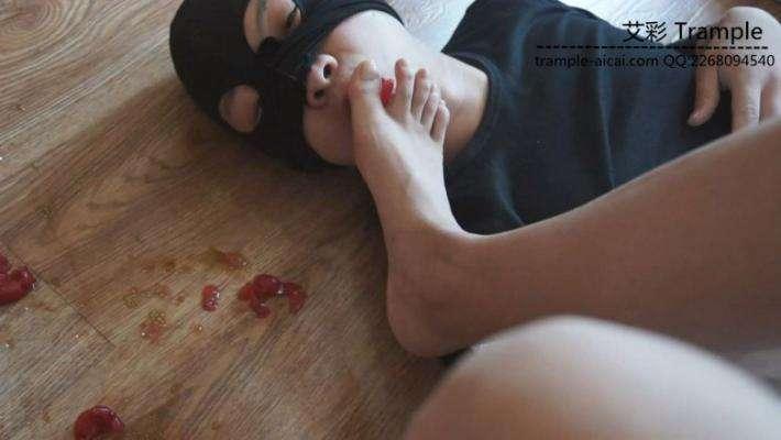 舔两位大一美女学生的原味帆布鞋