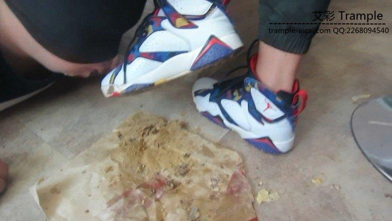 篮球长腿美女aj脏篮球鞋踩踏喂食语言羞辱 篮球长腿美女aj脏篮球鞋踩踏喂食语言羞辱