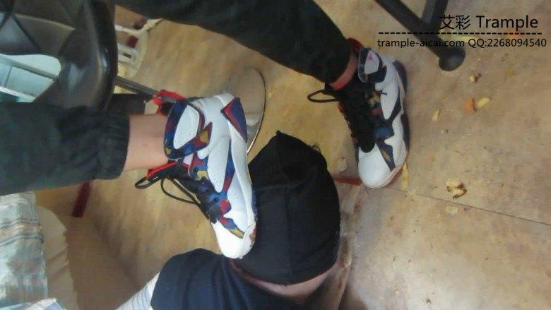 篮球长腿美女aj脏篮球鞋踩踏喂食语言羞辱 篮球长腿美女aj脏篮球鞋踩踏喂食语言羞辱