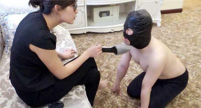 173长腿美女，平底鞋抽耳光，SP鞭打，闻鞋舔脚，骑马遛狗，语言羞辱