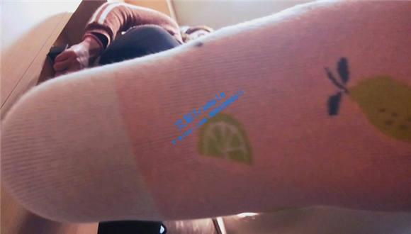 想不想钻进我穿了半个月的臭袜子里面