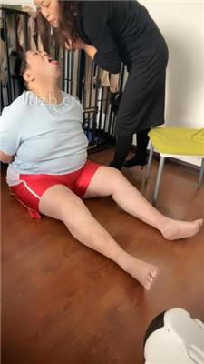 【冰色】家奴清理脏鞋底