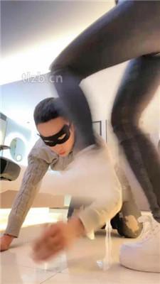 【魅儿】小白鞋碾压狗爪/白袜脚辱狗/胯下奴/裸足插嘴