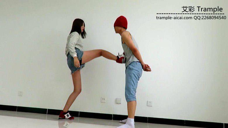 甜美媛媛主暴打小流氓，踢裆，踹肋骨流氓满地打滚！