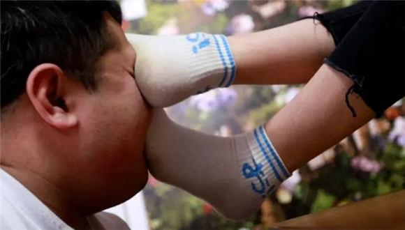 【珊瑚湾】安诺千锤百炼的极品臭袜子强制虐奴