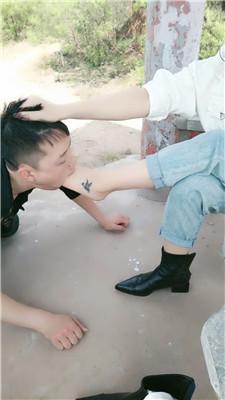 【珍惜女王】户外凉亭舔脏鞋玉足 JS250427-5