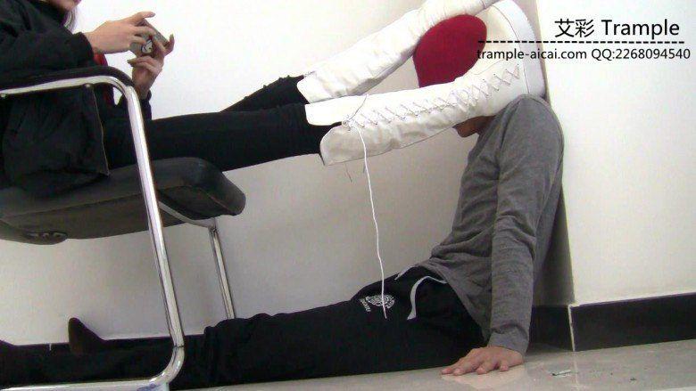 00后天使女主白色长靴打贱狗脸，舔靴底，踩下体各种羞辱！