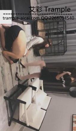 VIVI调教夫妻奴强迫圣水踹头