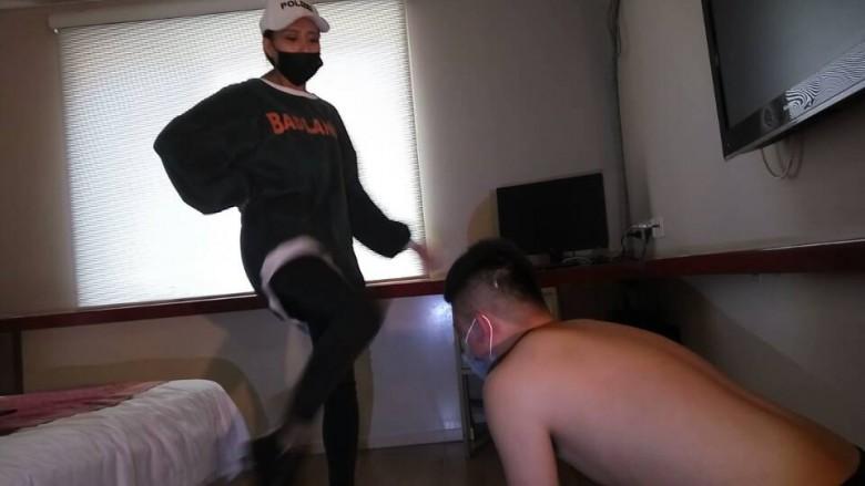 《皮靴踢脸稀有暴力》