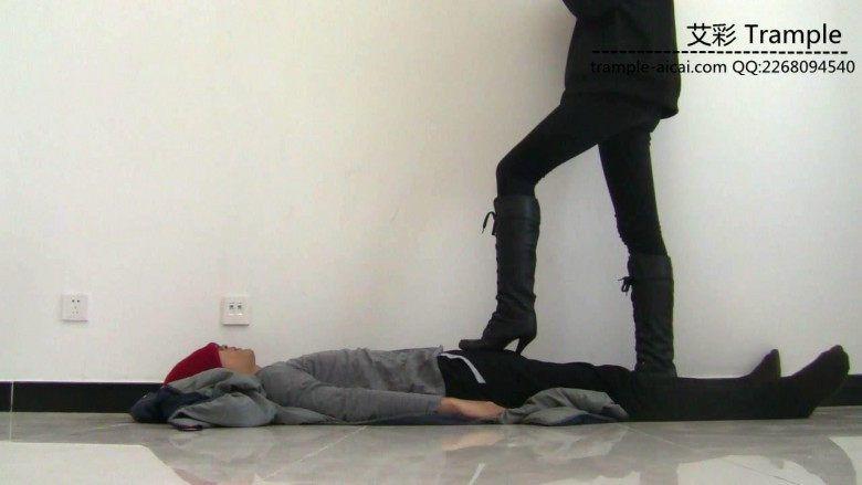 00后天使女主高跟长靴践踏贱狗，玩弄下体，全体重踩踏！
