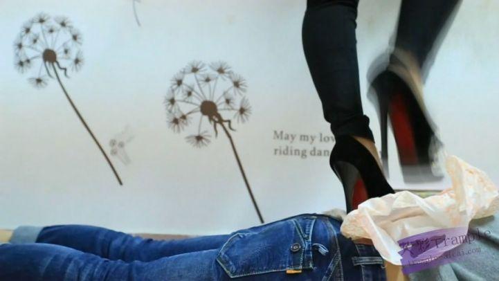 7双高跟鞋全体重踩踏，细跟插入肚子特写。最高的鞋子20CM