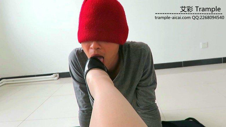 贱狗跪舔00后天使女主肉丝高跟！