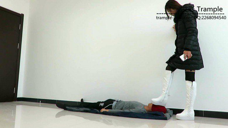 甜美媛媛女主白靴子踩踏全身！