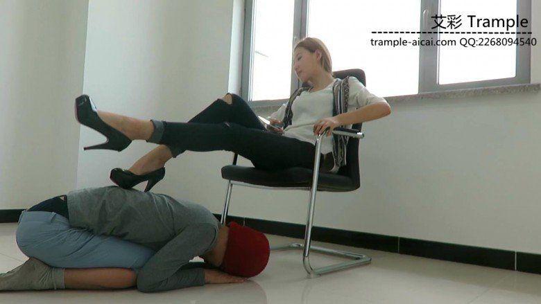 跪舔冰冰女主黑高跟做鞋垫膜拜高跟被践踏！