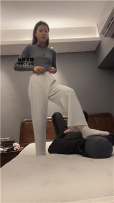 【伊未】白袜脚踩虐废物奴 bf51144