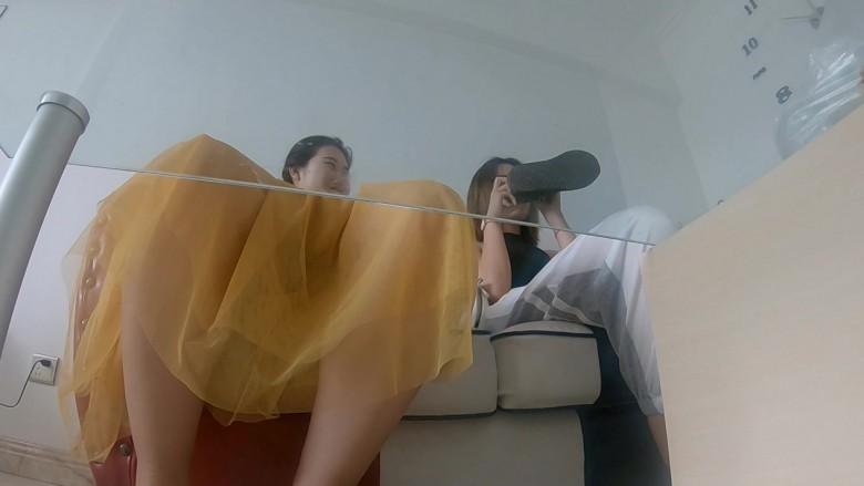 偷拍学姐第四弹 刺激的来了 夏天的雪地靴