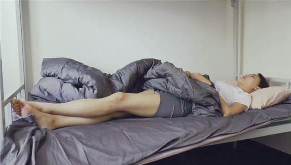 馨雨起床换丝袜