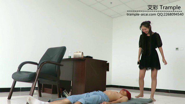 漂亮老师天依女主丝袜虐踩贱狗！