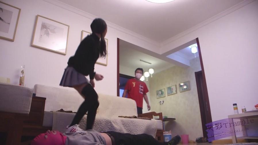 艾丝：哥哥父亲要求艾丝乱伦踩踏