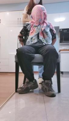 【调教视频】【紫琳女神】运动鞋踩踏/数据线抽/封嘴/全包窒息