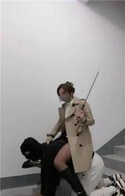 【梦樱】户外楼梯间-转胯/耳光/踩踏/鞭打