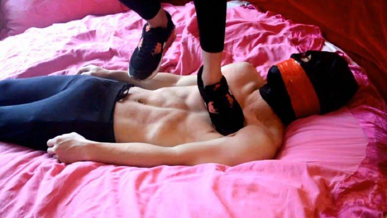 『奴隶岛』—萱萱运动鞋棉袜踩玩狗奴