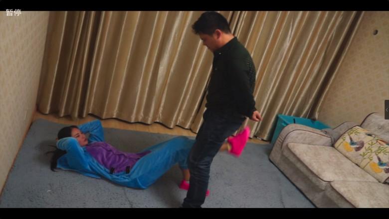 洛芸睡衣无作假暴力踢裆