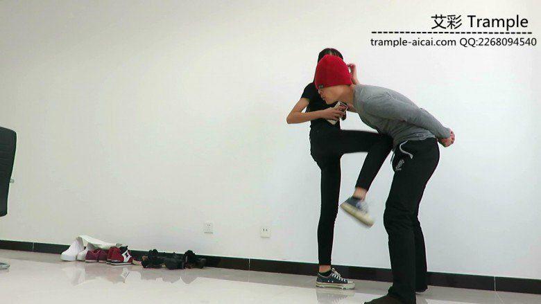 00后天使女主暴打贱狗踢裆膝顶！