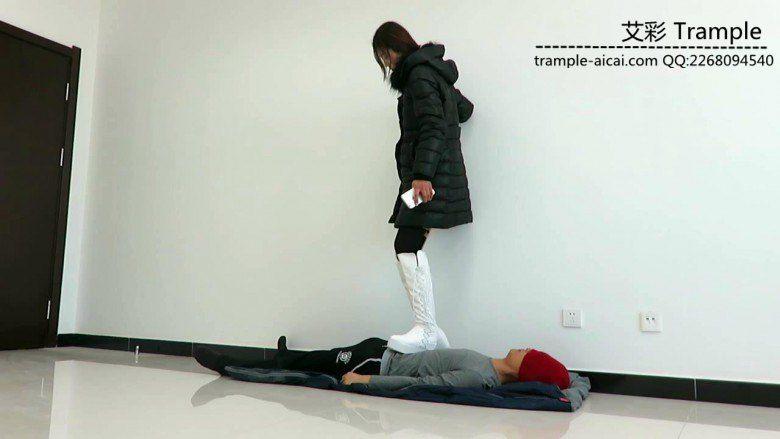 甜美媛媛女主白靴子踩踏全身！