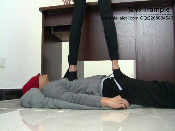 00后天使女主棉船袜全体重踩狗头，下体各种践踏！