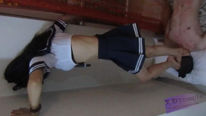 偷闻女主鞋子最后轮落成脚垫 偷闻女主鞋子最后轮落成脚垫