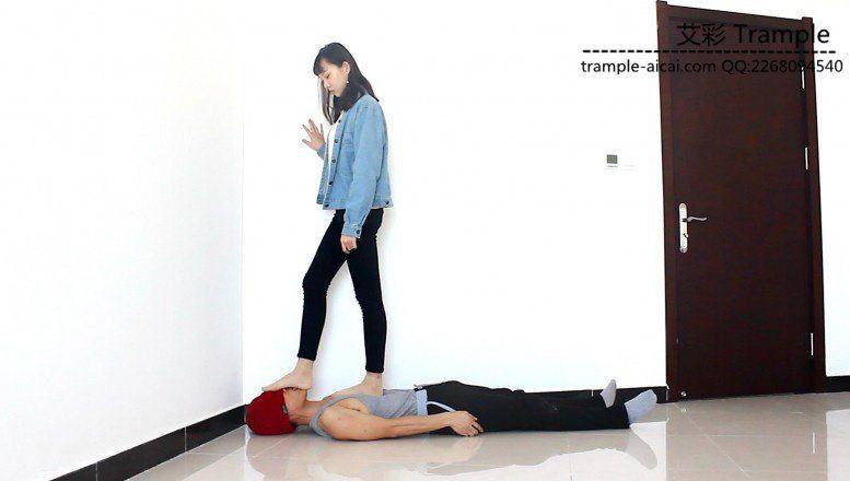 跪舔00后天使短丝玉足！贱狗被坐肚子践踏！