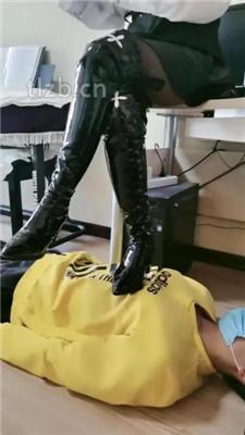 【魔鬼天使】美女家教上门补课-高跟长靴踩虐/衣架鞭打