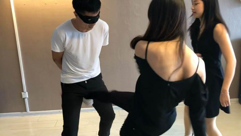 美女职员惩治猥琐领导