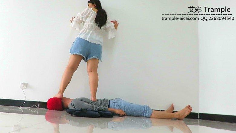 双胖主听音乐在贱狗身上韵律踩踏！