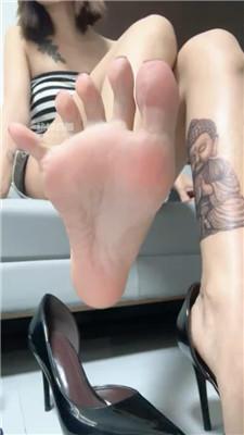 【柒柒麻麻】黑丝肉丝脚底释放    250523-9